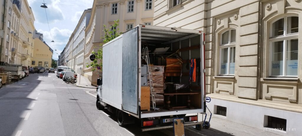 Professionelle Umzugsspezialisten laden Möbel und Kartons in einem sorgfältig organisierten Umzugstransporter in Wien.