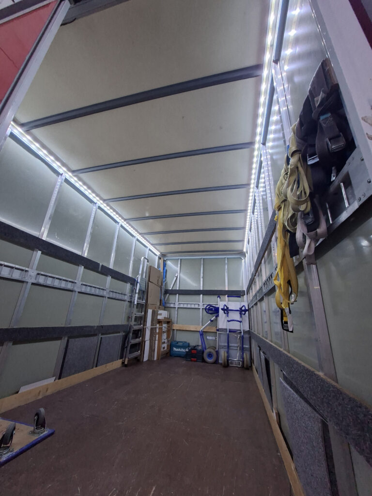 Iveco Umzug LKW mit LED-Beleuchtung und kompletter Ausstattung für Möbelmontage, Lieferung und Tischlerei – professioneller Möbeltransport in Graz und Wien
