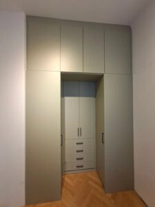 Read more about the article Maßgefertigter Kleiderschrank bei 3,8 m Raumhöhe – maximale Nutzung ohne Kompromisse